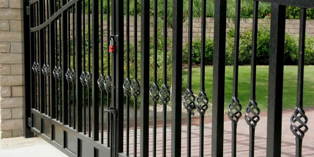 Филенчатые ворота в Киеве: современные решения для частного дома